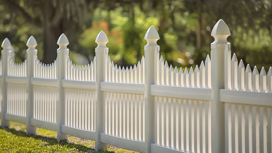 white scalloped vinyl picket fance around yard