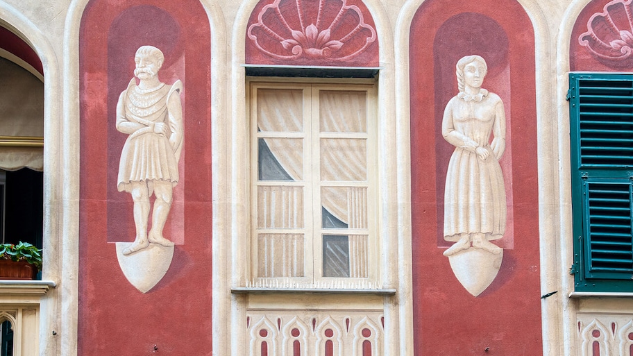 trompe l'oeil paiting of statues on exterior of home